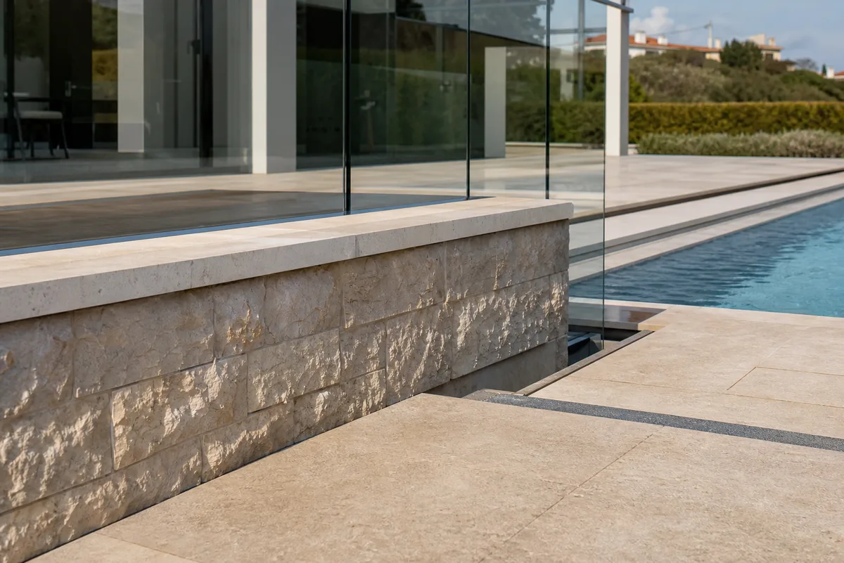 Detalhe de materiais, piscina e acabamento arquitetónico